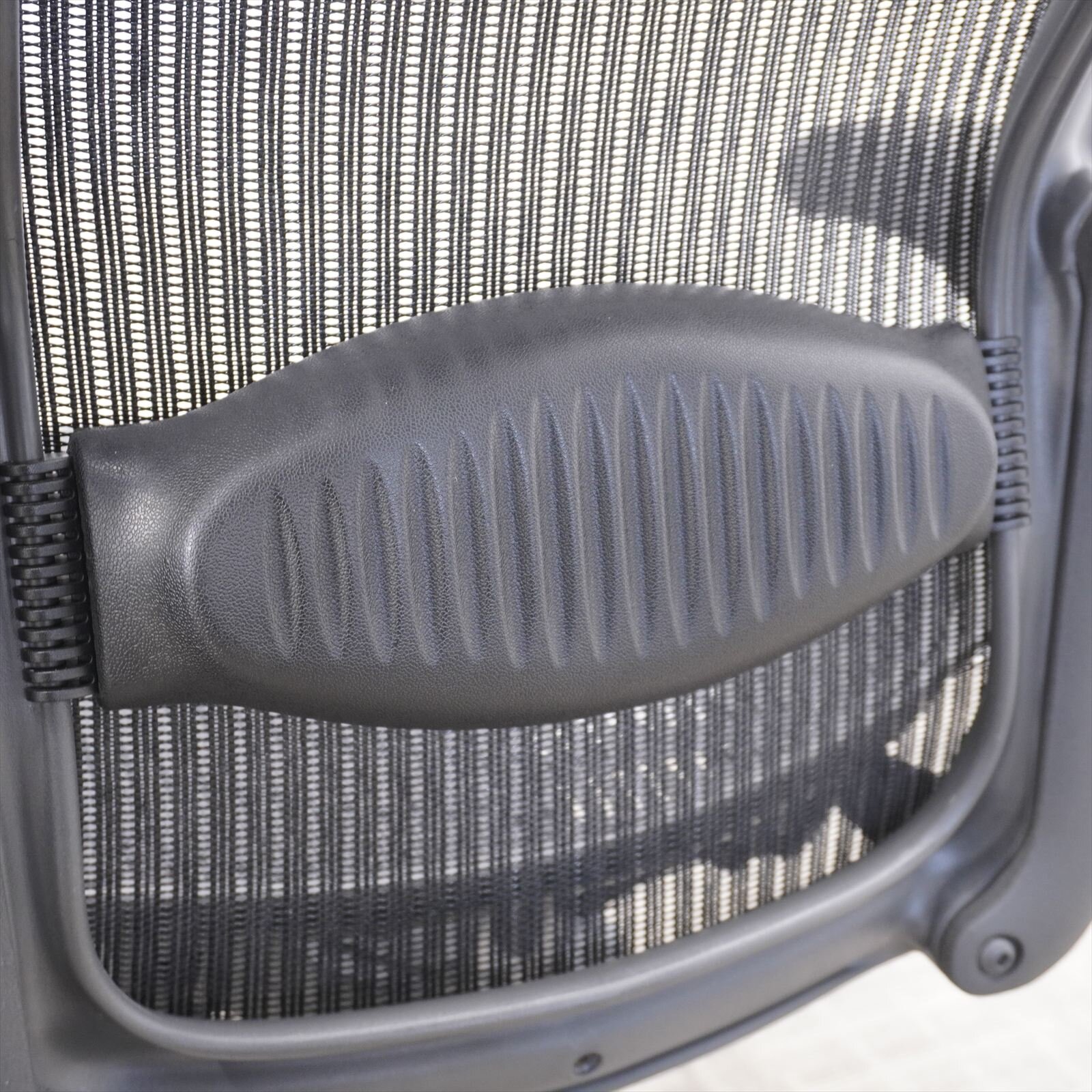 ハーマンミラー アーロンチェア 可動肘 ランバーサポート フル装備 Bサイズ グラファイト 特価品 (1)