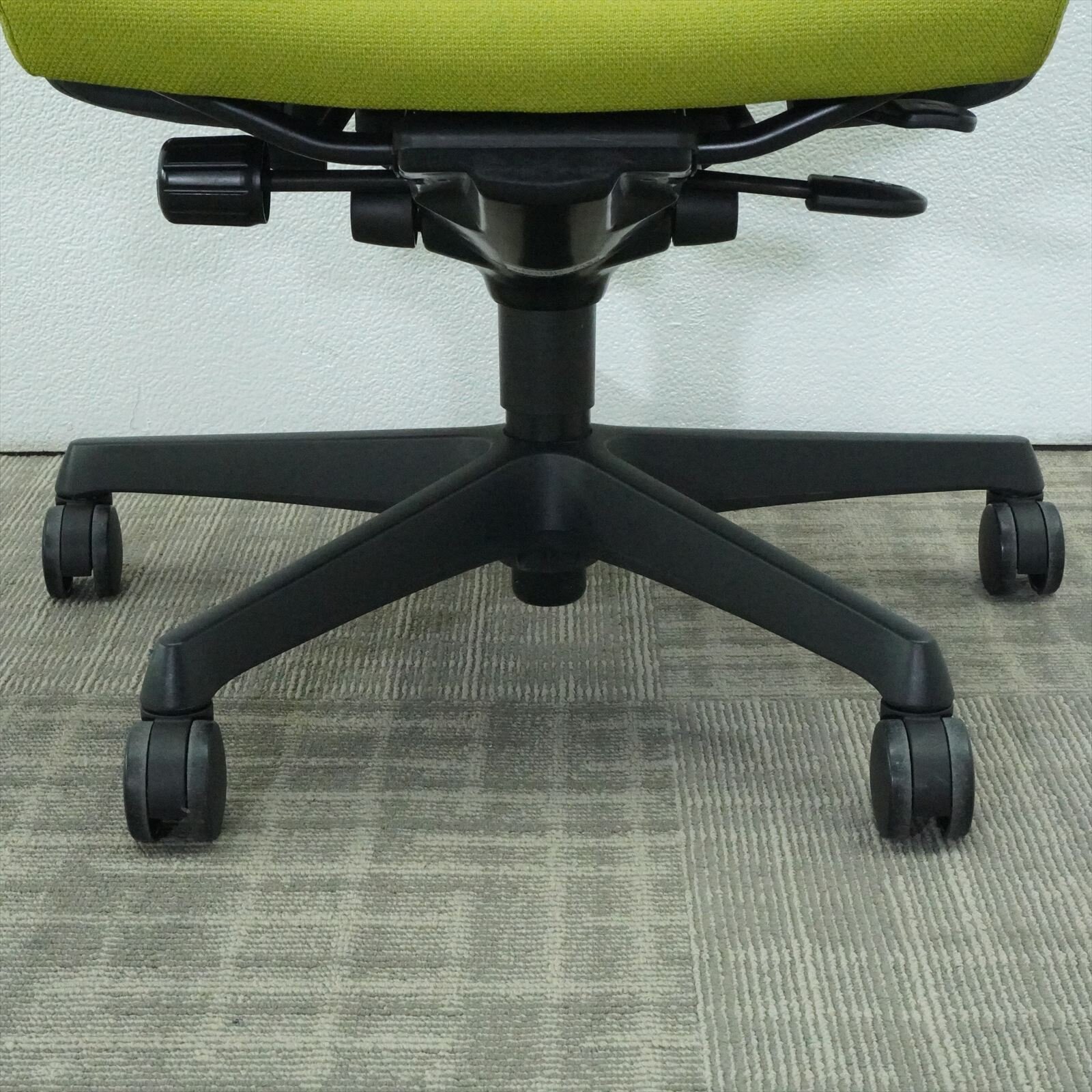 オカムラ エスクードメッシュ 可動肘 ハイバック ハンガー付 イエローグリーン 特価品 
