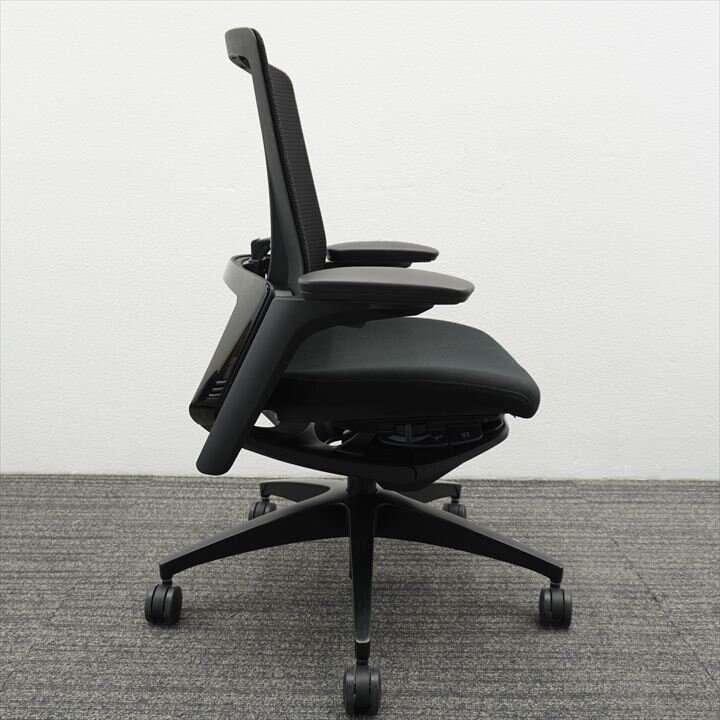 オカムラ フィノラ 可動肘 ブラック