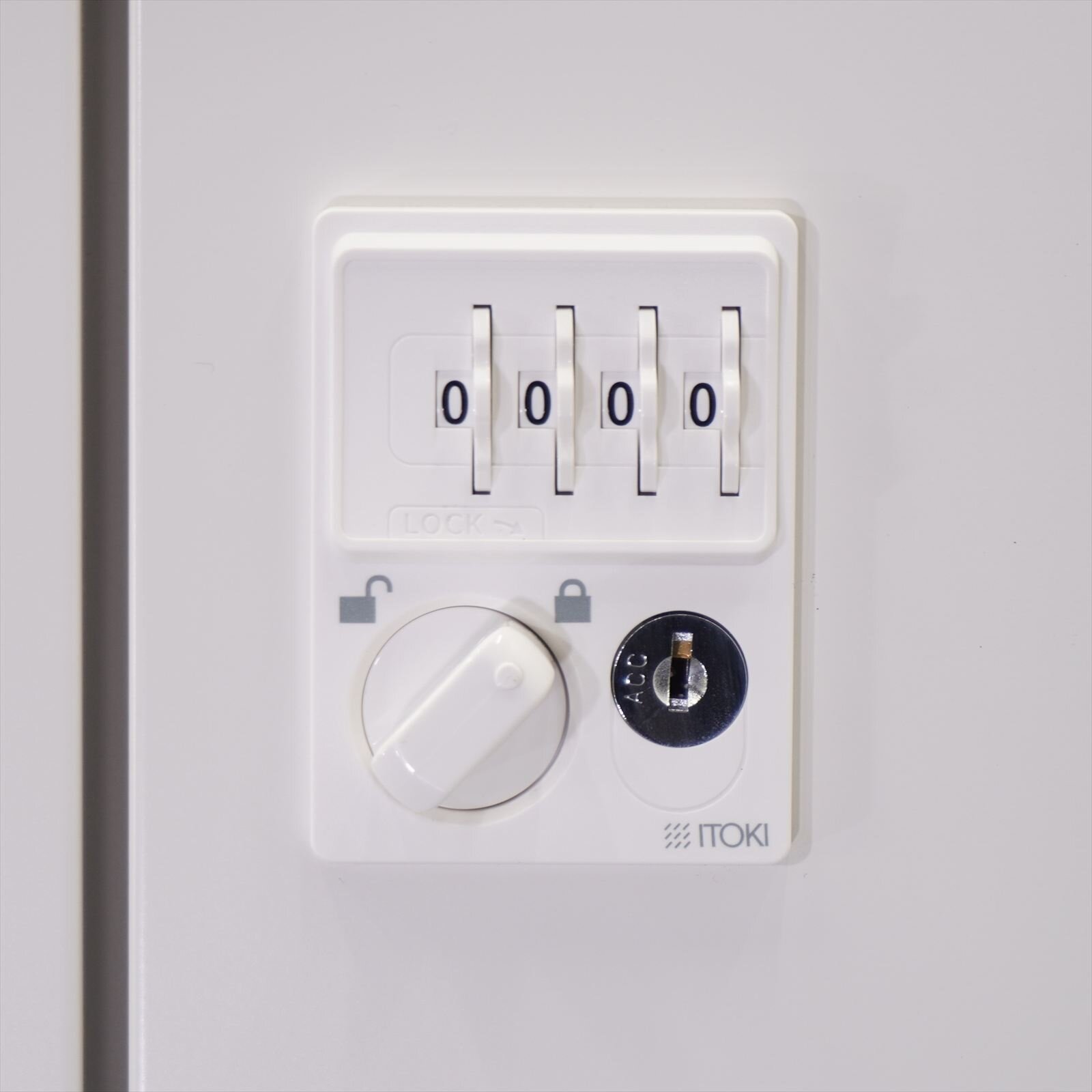 イトーキ M型 ダイヤル式4人用モバイルロッカー W900 D450 H1800