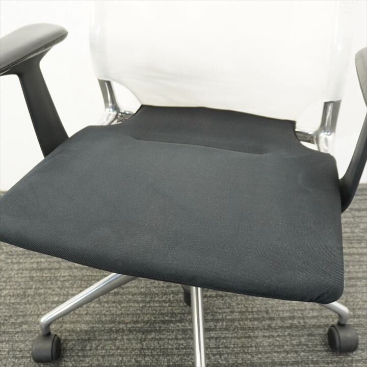 ヴィトラ メダチェア 肘付 ホワイト／ブラック