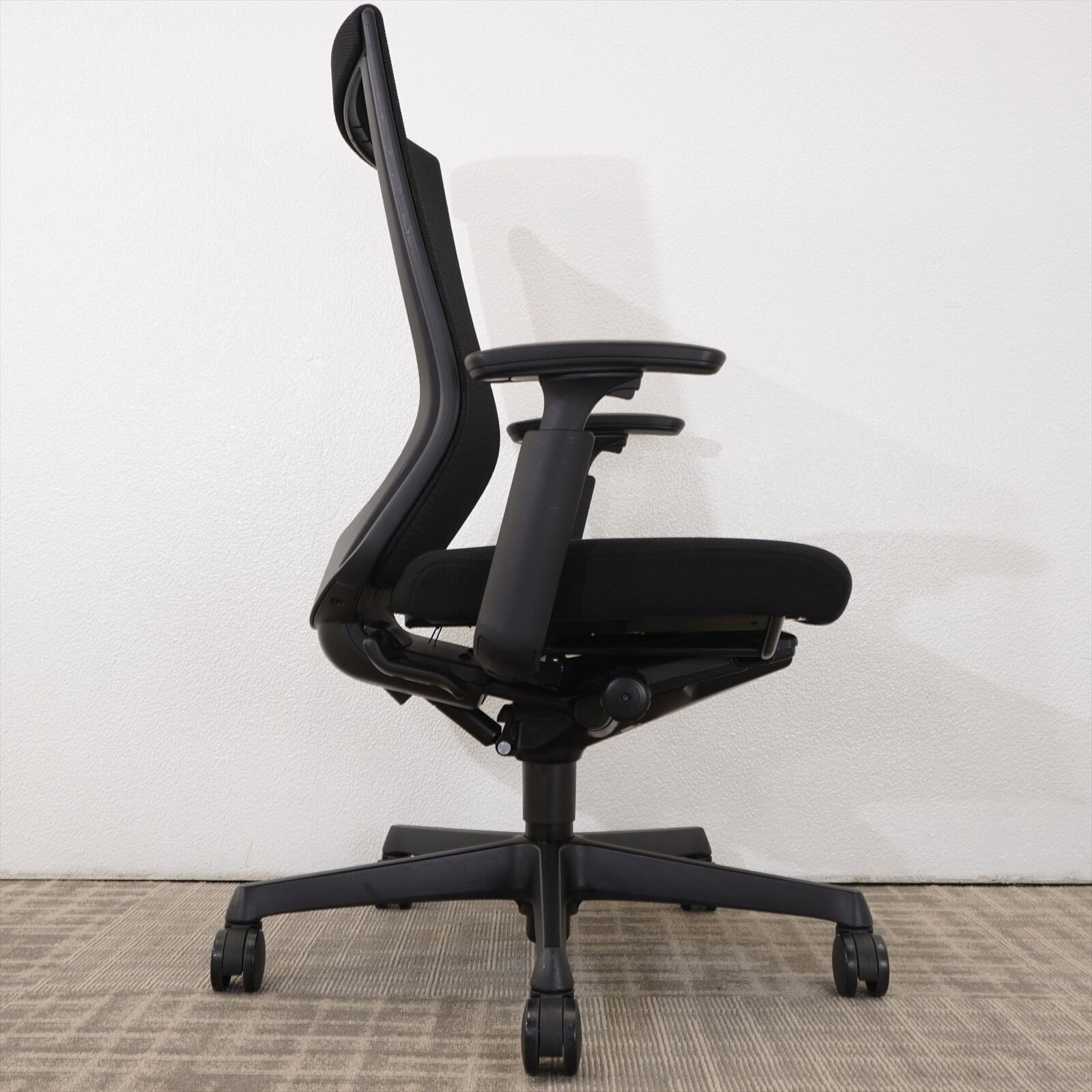 オカムラ エスクード ハイバック 可動肘 ブラック