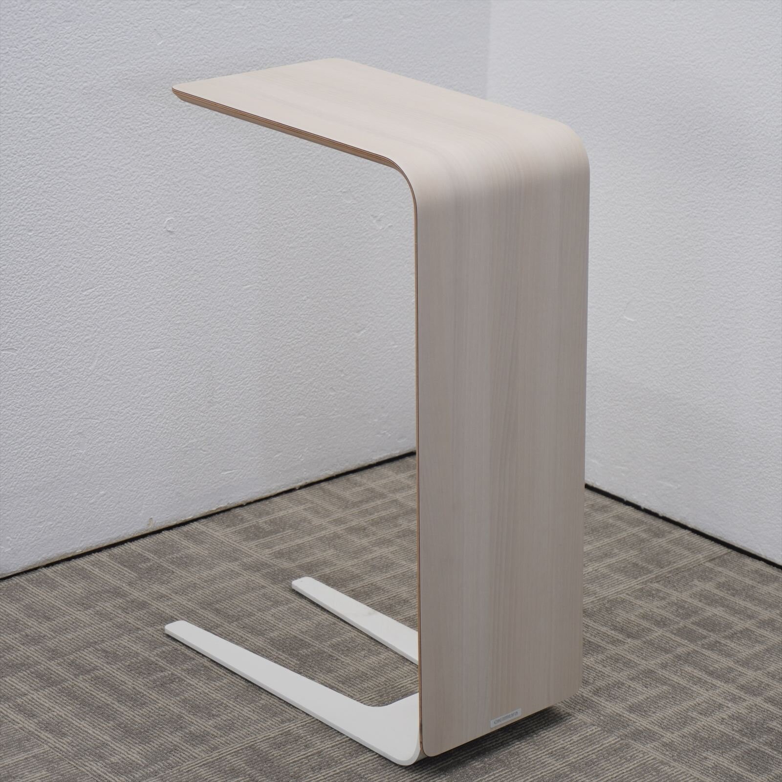 【2021年製】オカムラ アルトピアッツァ サイドテーブル W450 D250 H670 プライズウッドライト