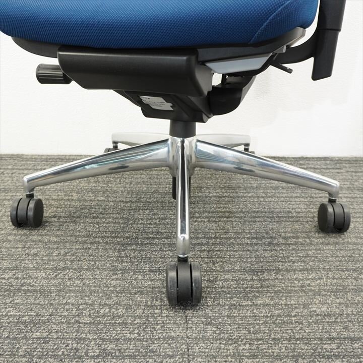 コクヨ ベゼル 可動肘 ヘッドレスト付き ブルー- 中古オフィス家具の