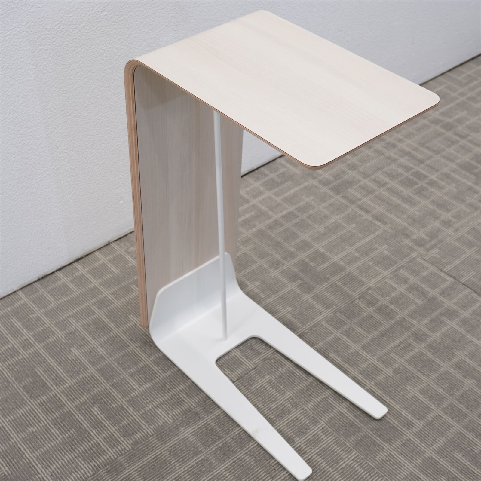 【2021年製】オカムラ アルトピアッツァ サイドテーブル W450 D250 H670 プライズウッドライト