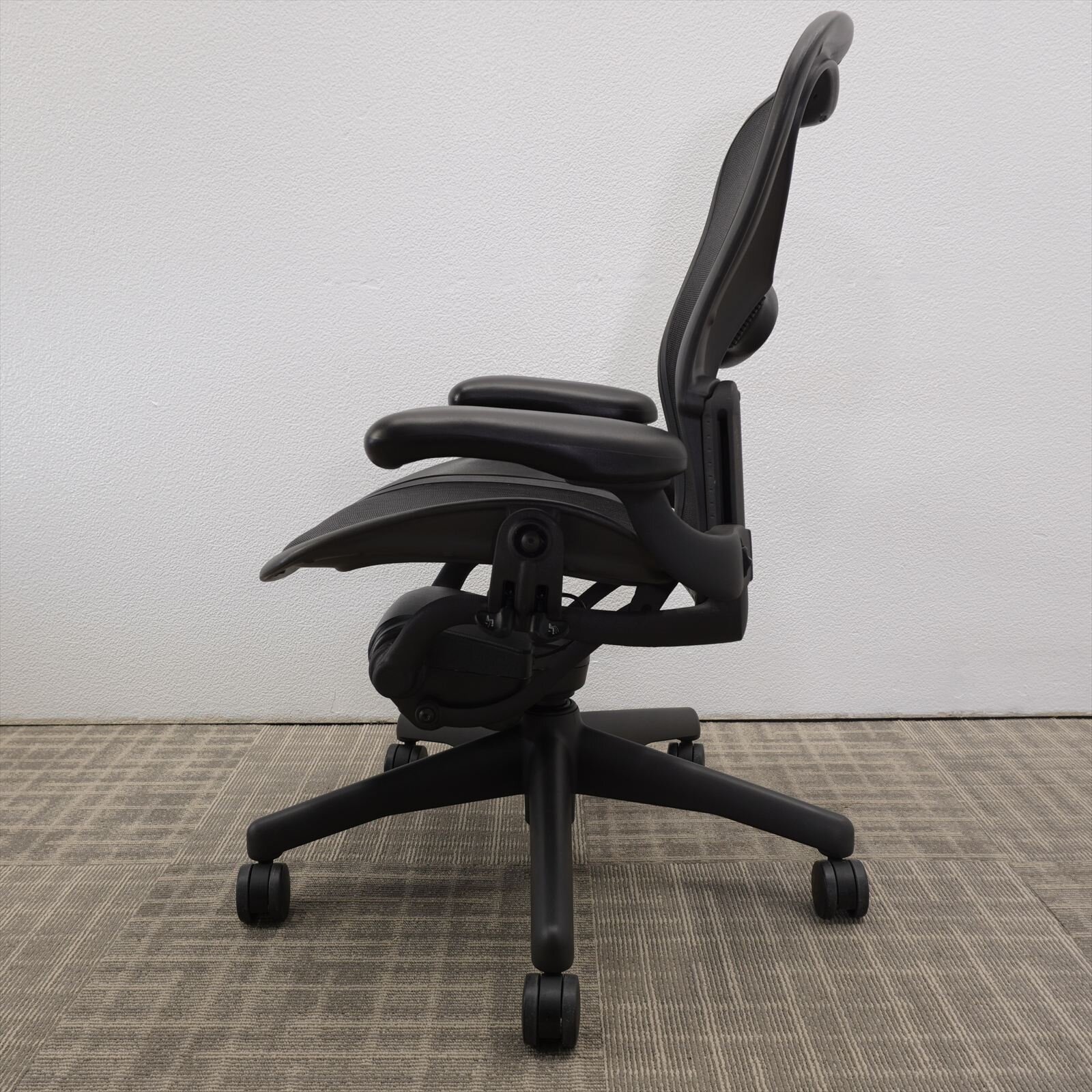 ハーマンミラー アーロンチェア 可動肘 ランバーサポート フル装備 Bサイズ グラファイト 特価品（１）
