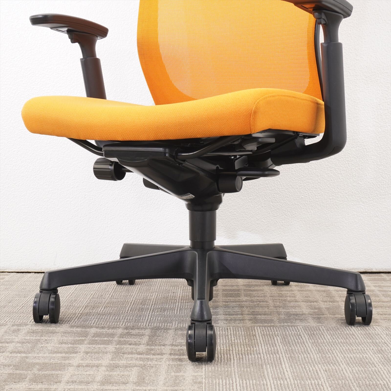 オカムラ エスクード 可動肘 アプリコット色