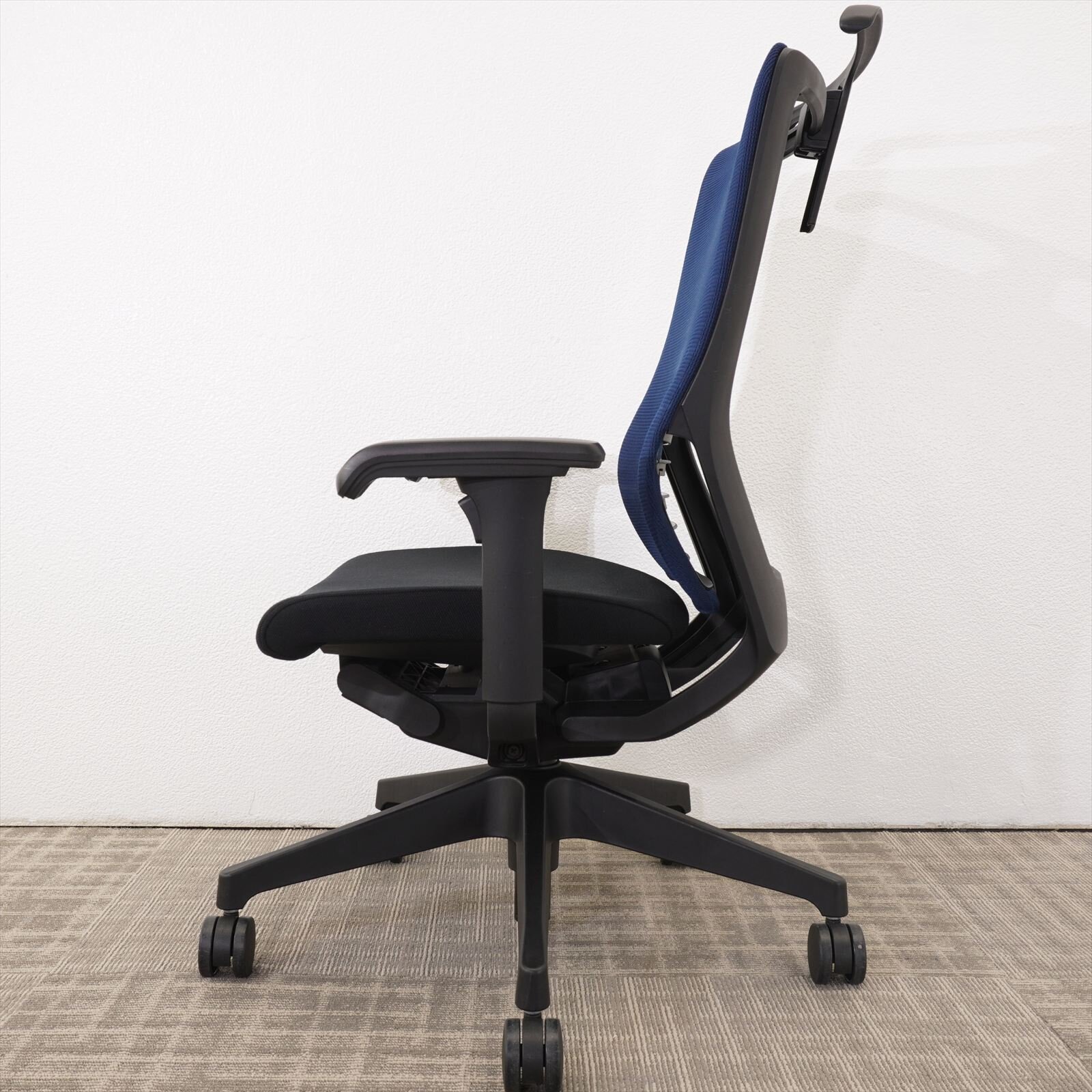 イトーキ エピオス ハイバック 可動肘 ハンガー付 ネイビーブルー/ブラック