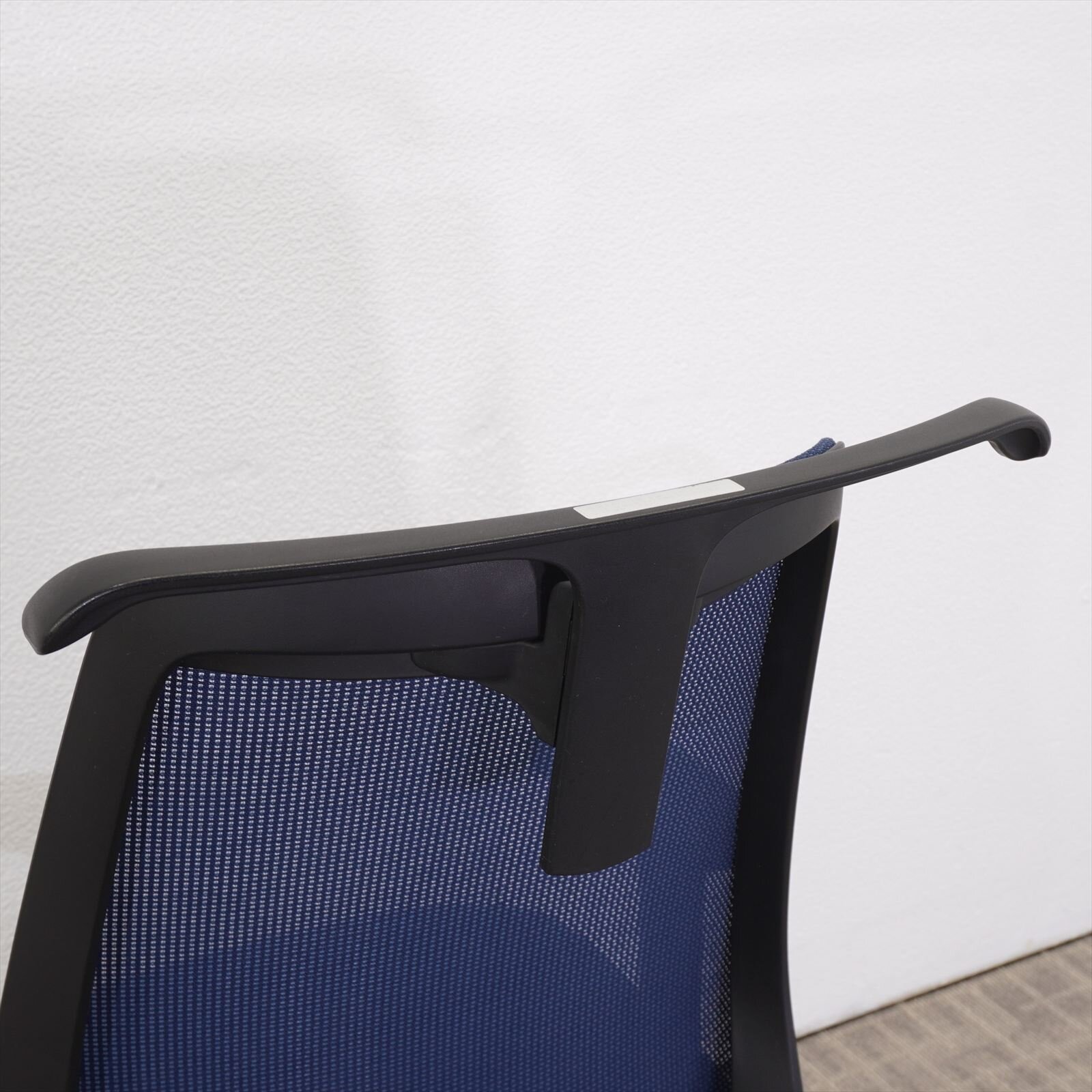 イトーキ ノナチェア 可動肘 ハンガー付 ネイビーブルー