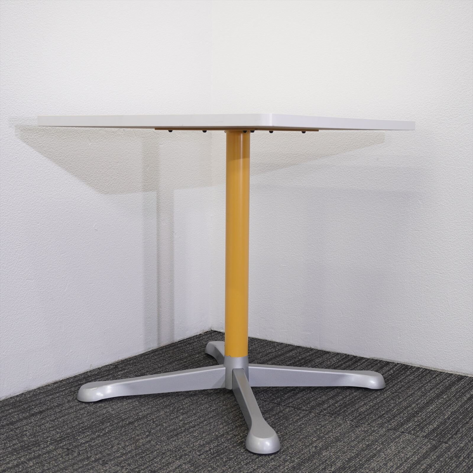オカムラ アクティアフェロー ミーティングテーブル W750 D650 H720 アジャスター脚 支柱／イエロー 天板／ホワイト