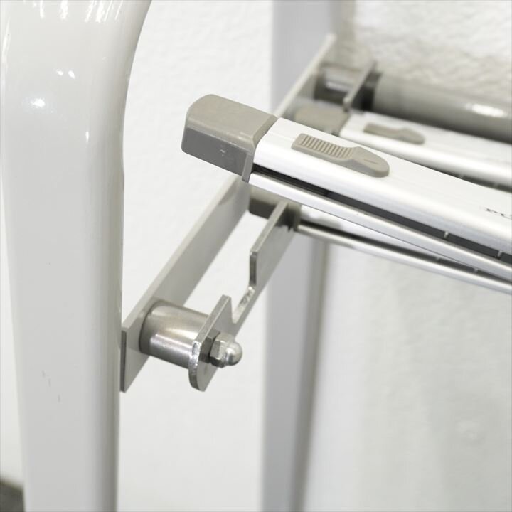 ナイキ 新聞架 W690 D370 H815 キャスター付