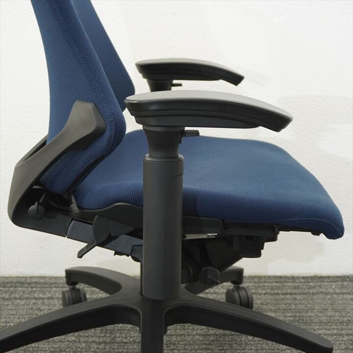 【2018年製】イトーキ エフチェア 可動肘 ハイバック クロスバック ハンガー付 ブラックシェル ネイビーブルー