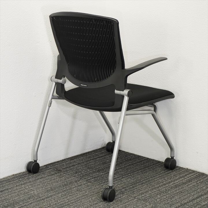 オカムラ グラータ ミーティングチェア 肘付 背パッド付 ブラック