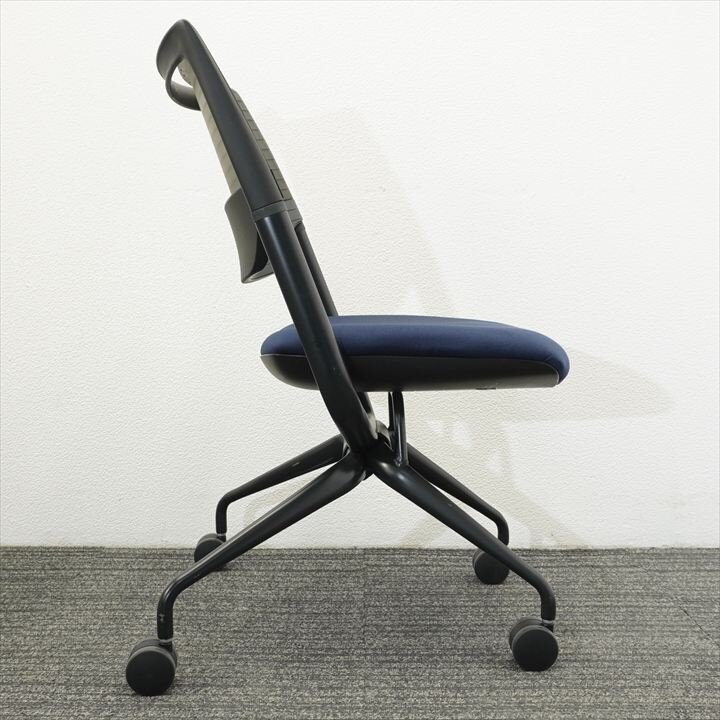 イトーキ レクシブ ミーティングチェア 肘付 エラストマーバック ネイビーブルー