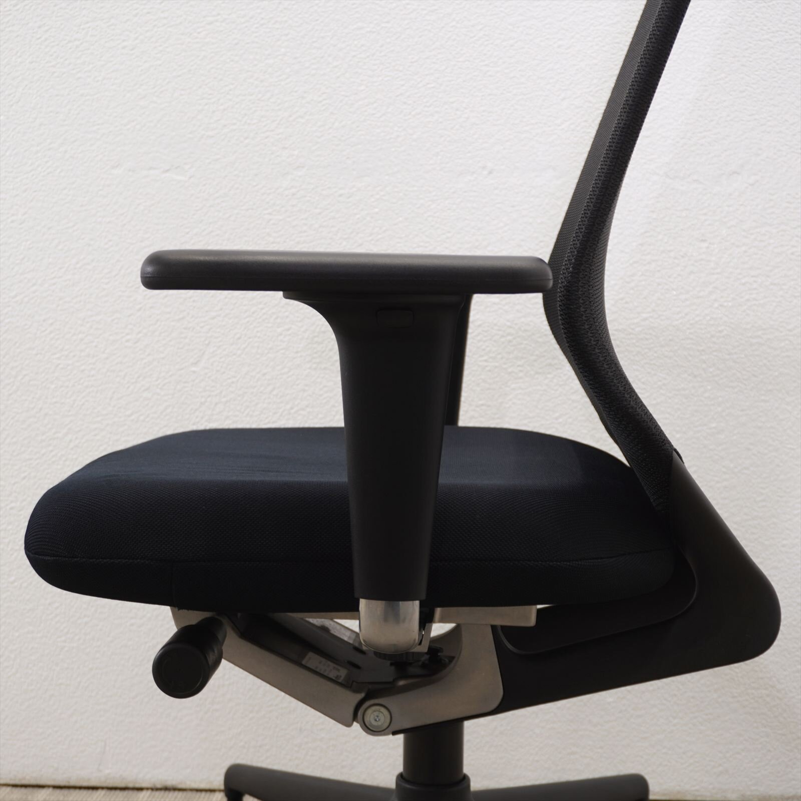 ヴィトラ メダプロ 可動肘 ハンガー付 ブラック