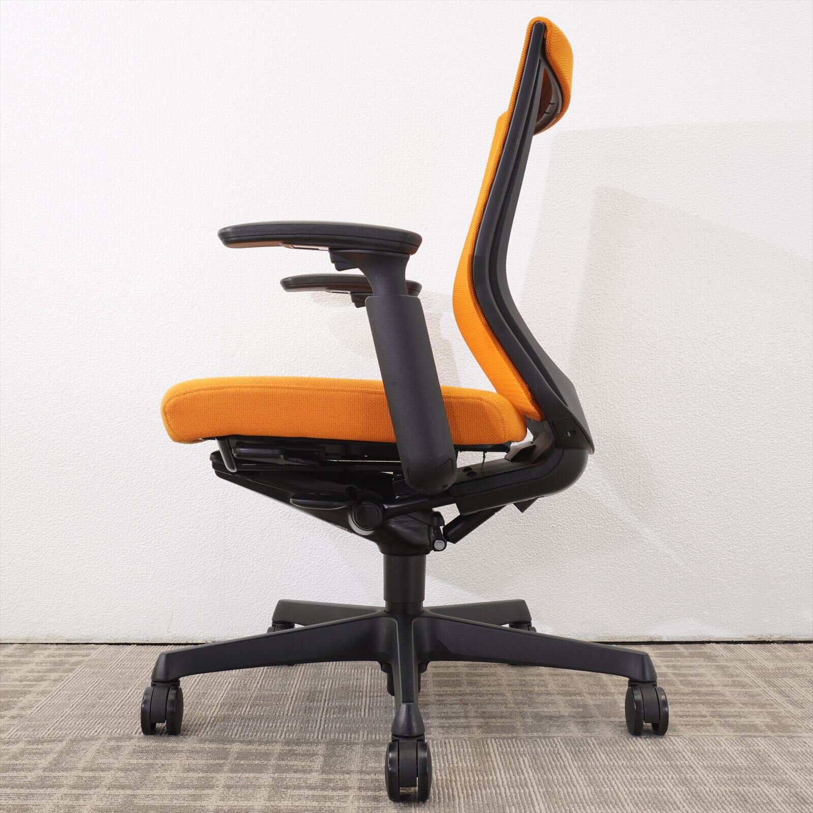 オカムラ エスクード 可動肘 アプリコット色