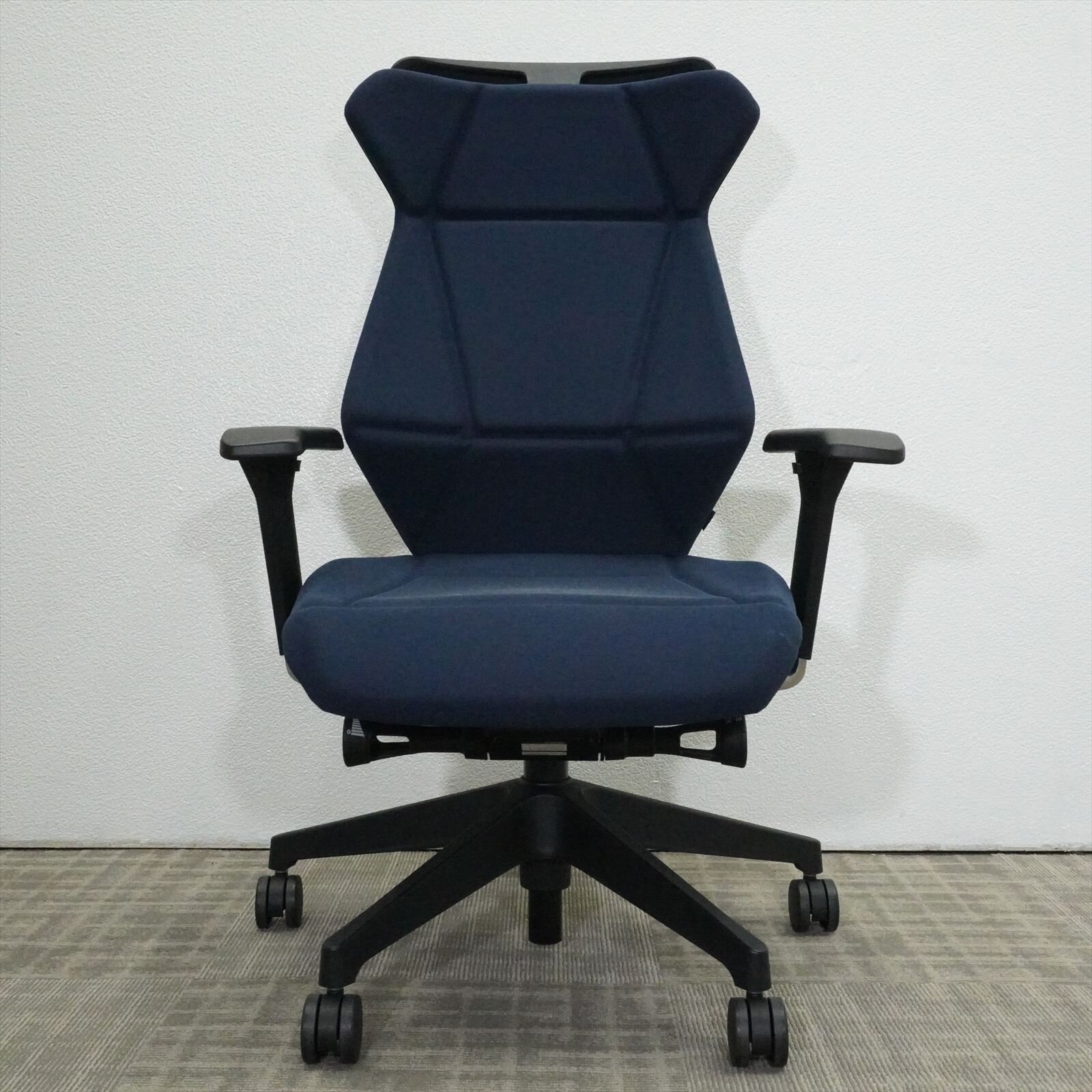 イトーキ フリップフラップ 可動肘 ハイバック ハンガー付 ネイビーブルー 特価品