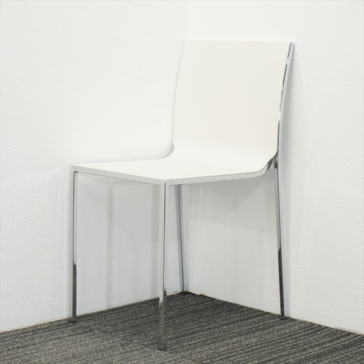 【カッシーナイクスシー取扱】LIVIT(リビット) ULTRA(ウルトラ) スタッキングチェア ホワイト 特価品