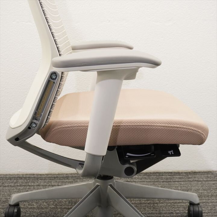 オカムラ コーラル 可動肘 ハイバック ベージュ 特価品