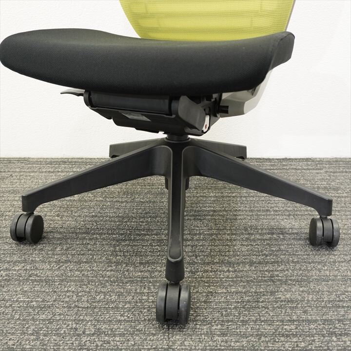 イトーキ エピオス ハイバック ハンガー付 ブライトモスグリーン/ブラック