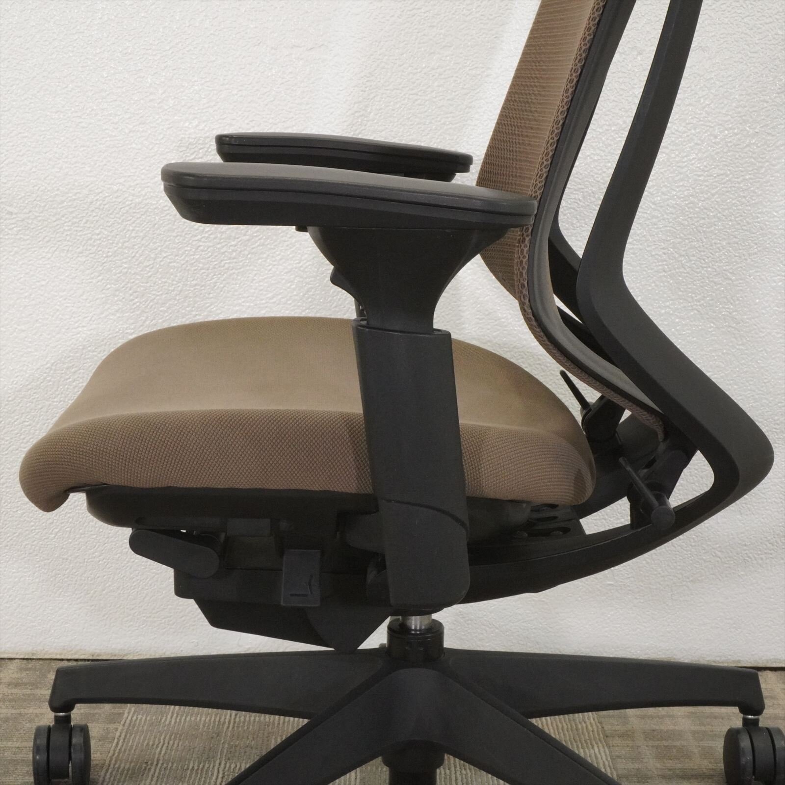 コクヨ チェア デュオラ 可動肘 ヘッドレスト付 ハンガー付 ダークグレージュ 特価品