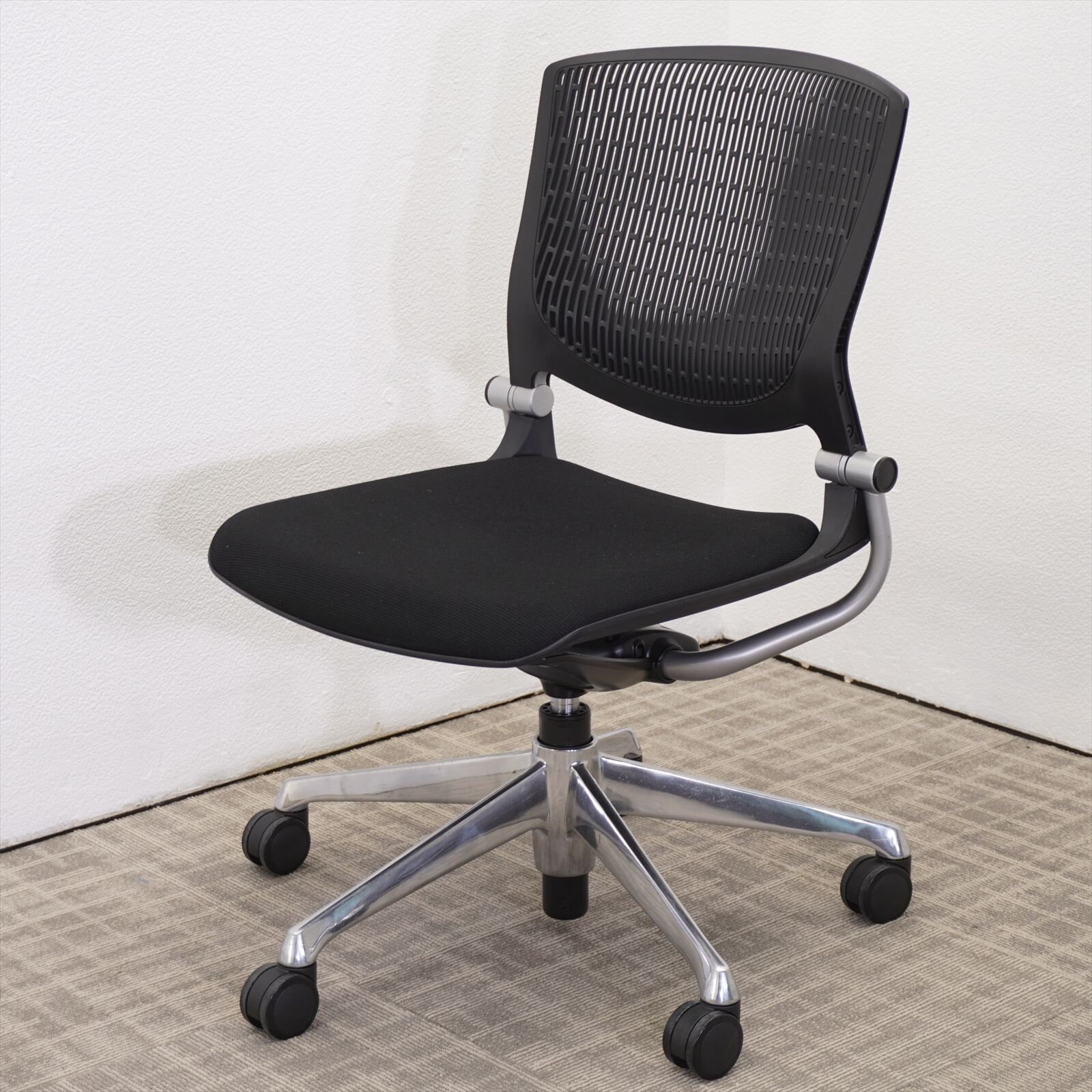 オカムラ グラータ ミーティングチェア 5本脚 ブラック