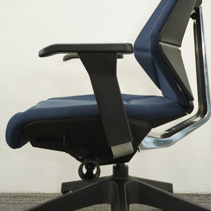 イトーキ フリップフラップ 可動肘 ハイバック ハンガー付 ネイビーブルー 特価品