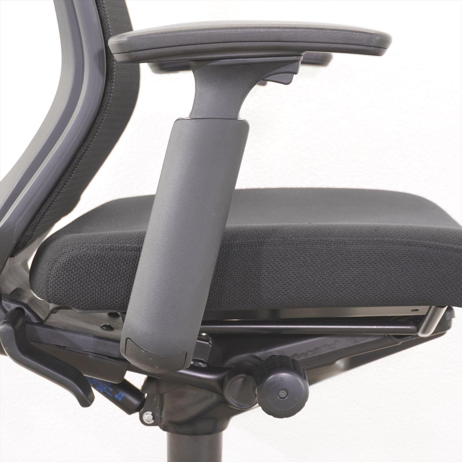 オカムラ エスクード ハイバック 可動肘 ブラック 特価品