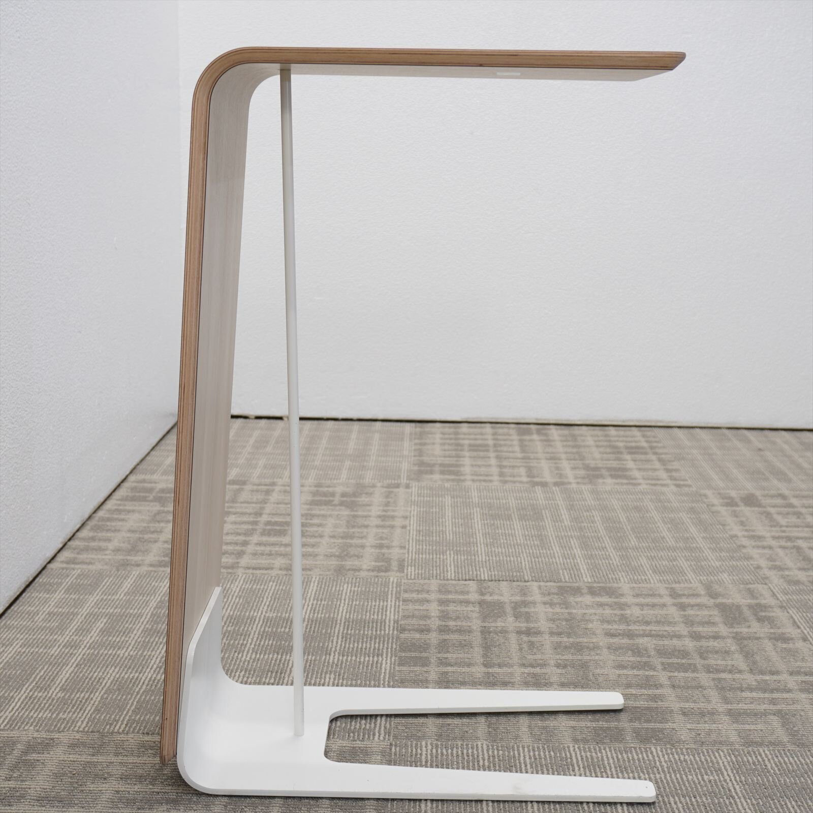 【2021年製】オカムラ アルトピアッツァ サイドテーブル W450 D250 H670 プライズウッドライト