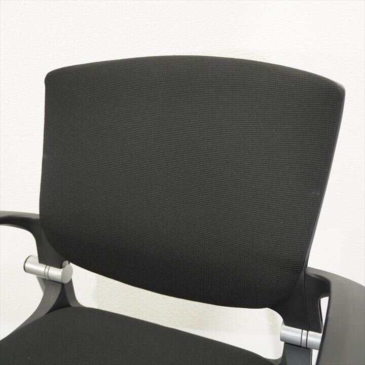 オカムラ グラータ ミーティングチェア 肘付 背パッド付 ブラック