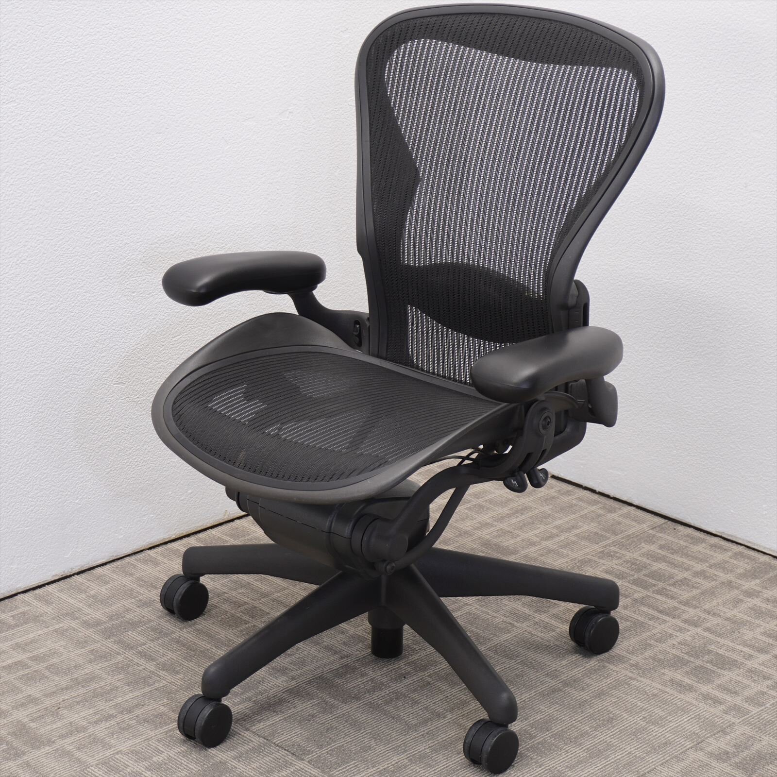 ハーマンミラー アーロンチェア 可動肘 ランバーサポート フル装備 Bサイズ グラファイト 特価品 (1)