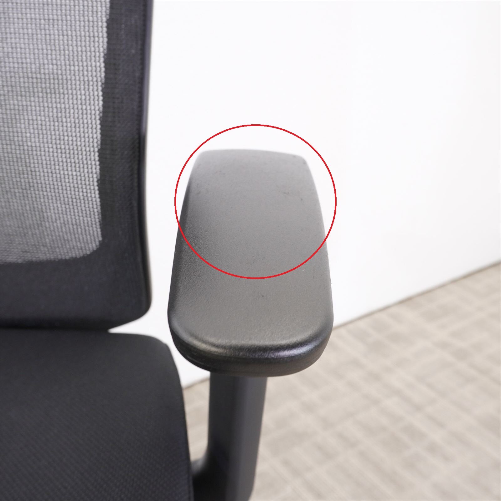 オカムラ エスクード ハイバック 可動肘 ブラック