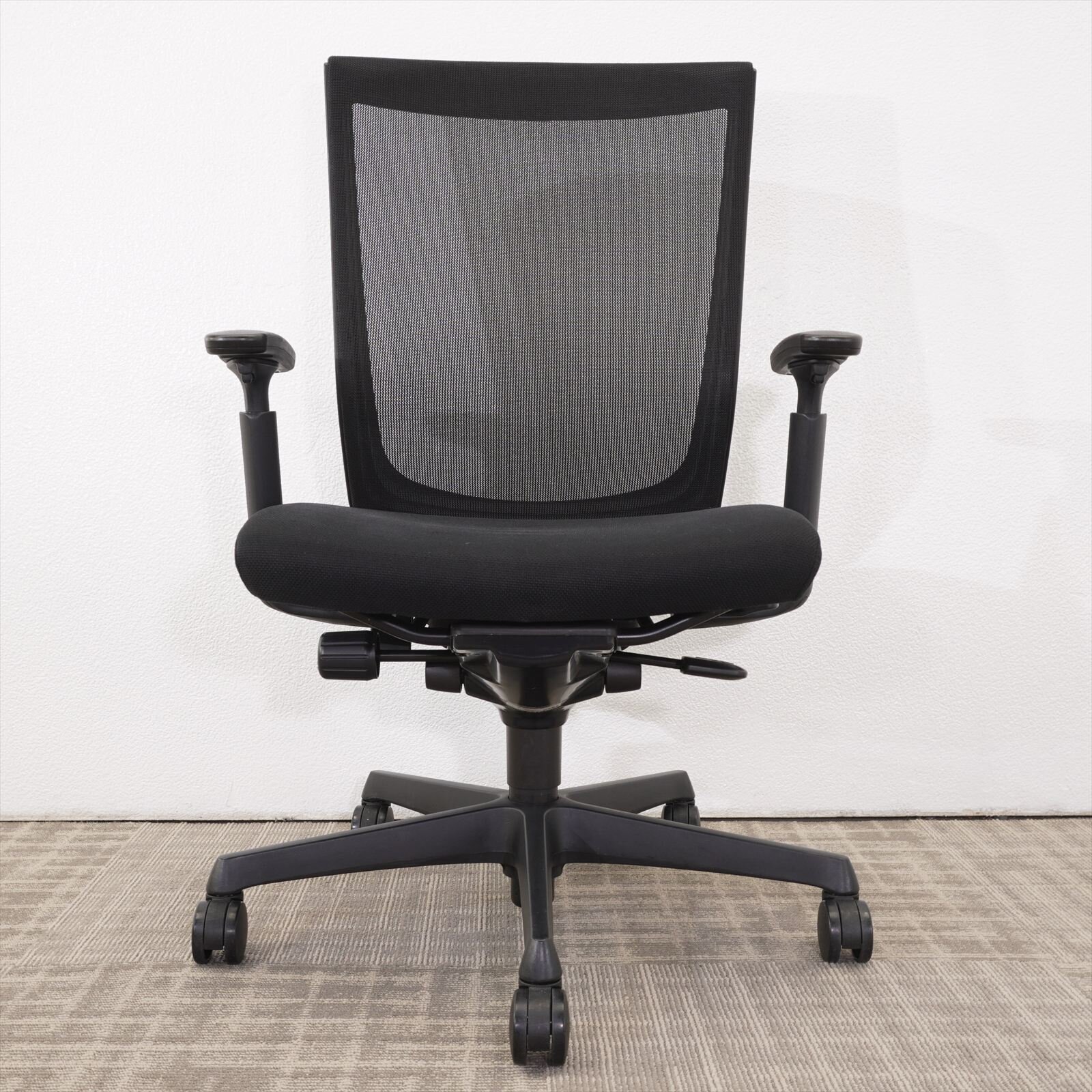 オカムラ エスクード ハイバック 可動肘 ブラック 特価品