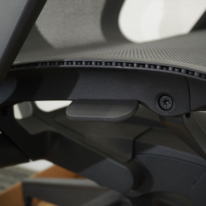 【新品／ハーマンミラー／2023年9月製造】ハーマンミラー コズムチェア 肘付 アジアチルト グラファイト