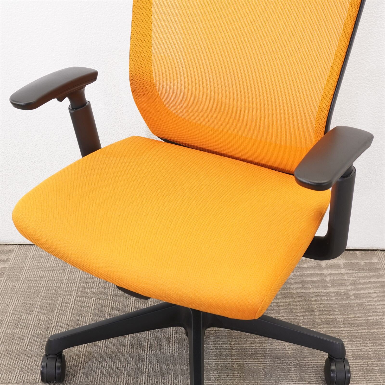 オカムラ エスクード 可動肘 アプリコット色