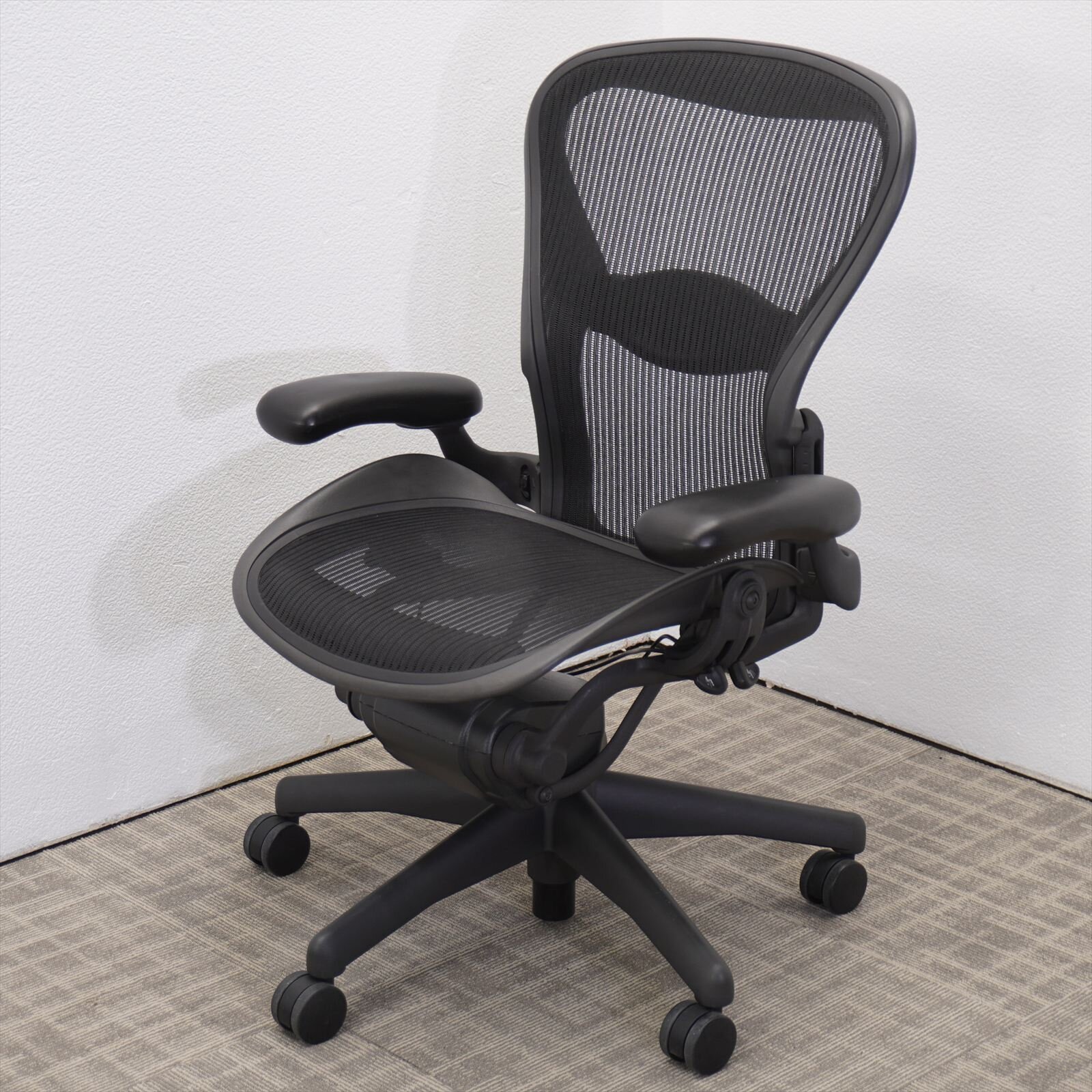 ハーマンミラー アーロンチェア 可動肘 ランバーサポート フル装備 Bサイズ グラファイト 特価品（１）
