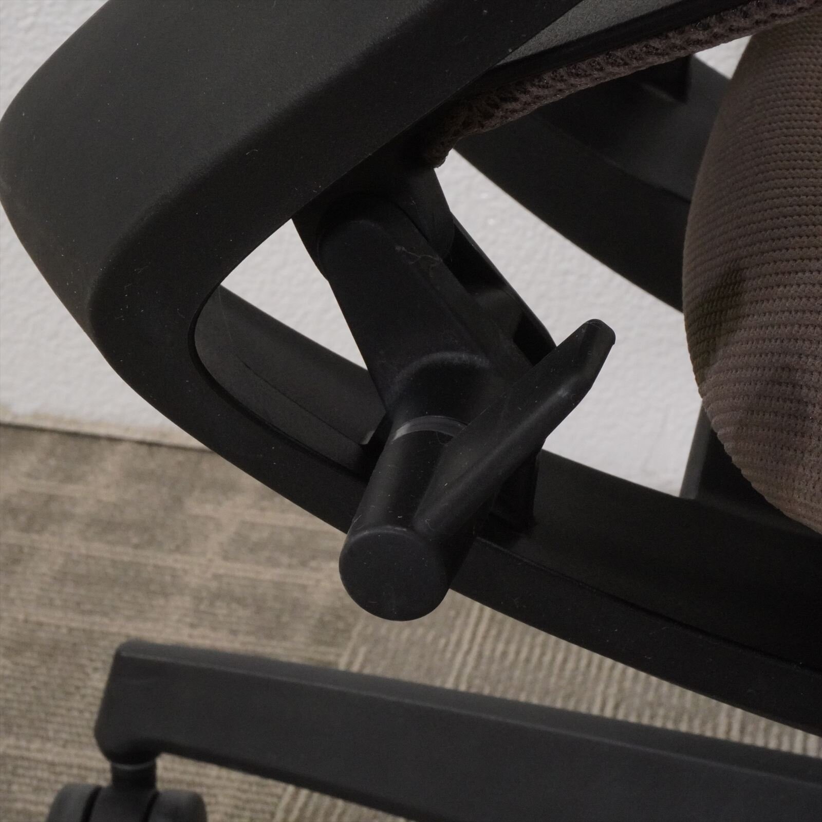 コクヨ チェア デュオラ 可動肘 ヘッドレスト付 ハンガー付 ダークグレージュ 特価品