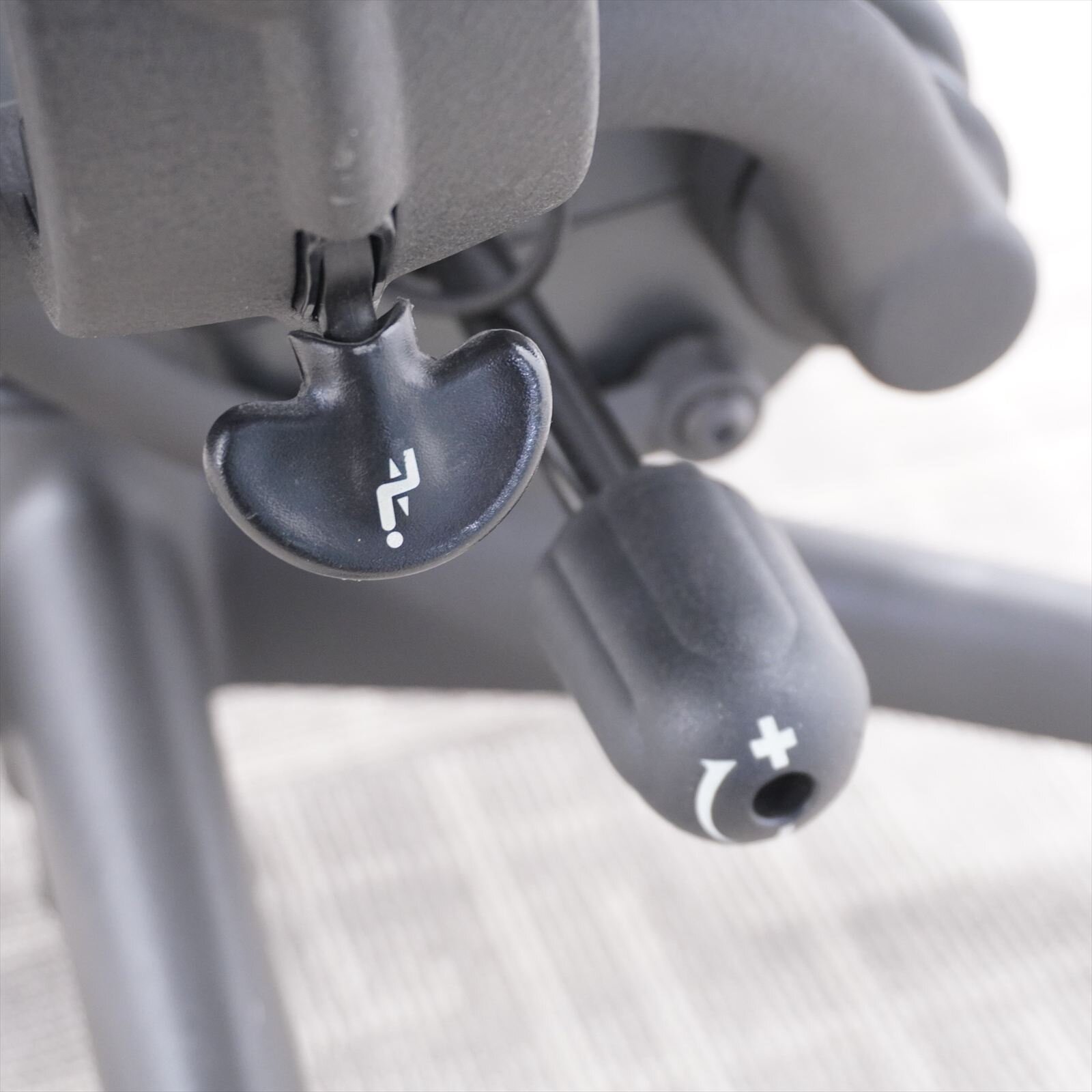 ハーマンミラー アーロンチェア 可動肘 ランバーサポート フル装備 Bサイズ グラファイト 特価品 (1)