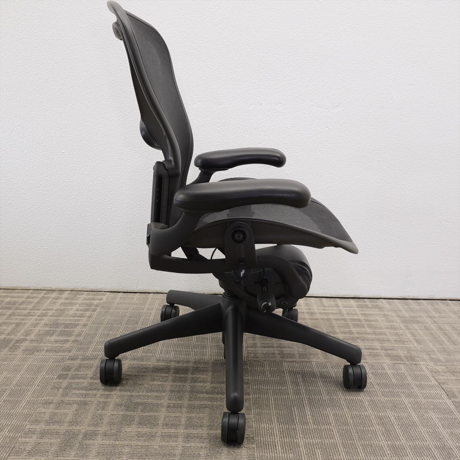 ハーマンミラー アーロンチェア 可動肘 ランバーサポート フル装備 Bサイズ グラファイト 特価品（１）