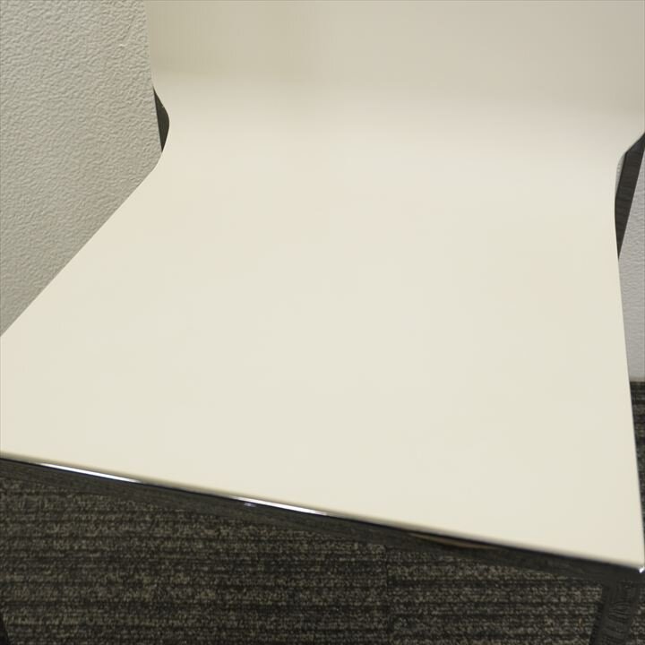 【カッシーナイクスシー取扱】LIVIT(リビット) ULTRA(ウルトラ) スタッキングチェア ホワイト 特価品