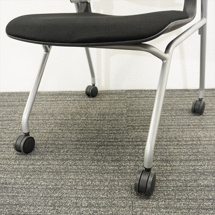 オカムラ グラータ ミーティングチェア 肘付 背パッド付 ブラック