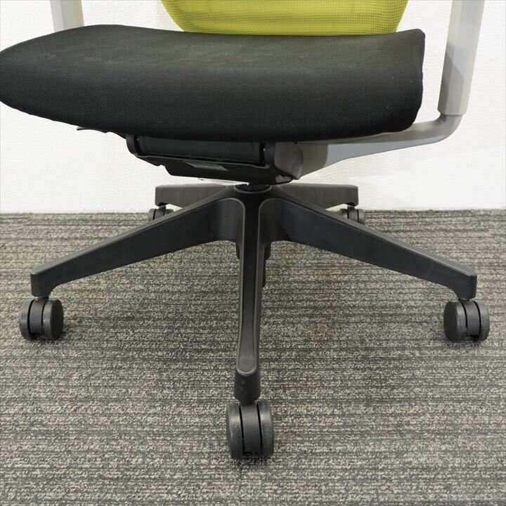 イトーキ エピオス 可動肘 ハイバック ハンガー付 ブライトモスグリーン/ブラック