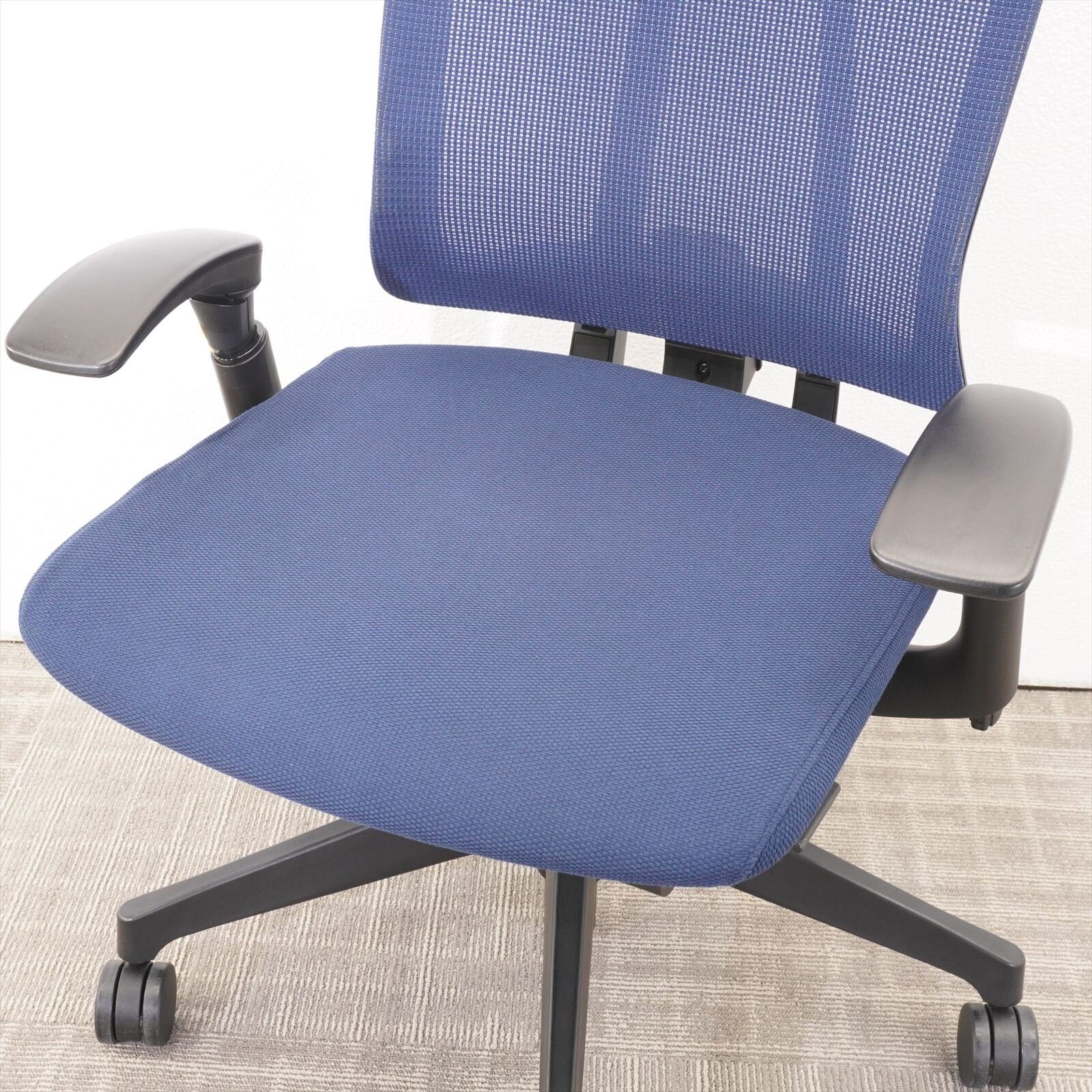 イトーキ セレーオ 可動肘 ハイバック ハンガー付 ネイビーブルー