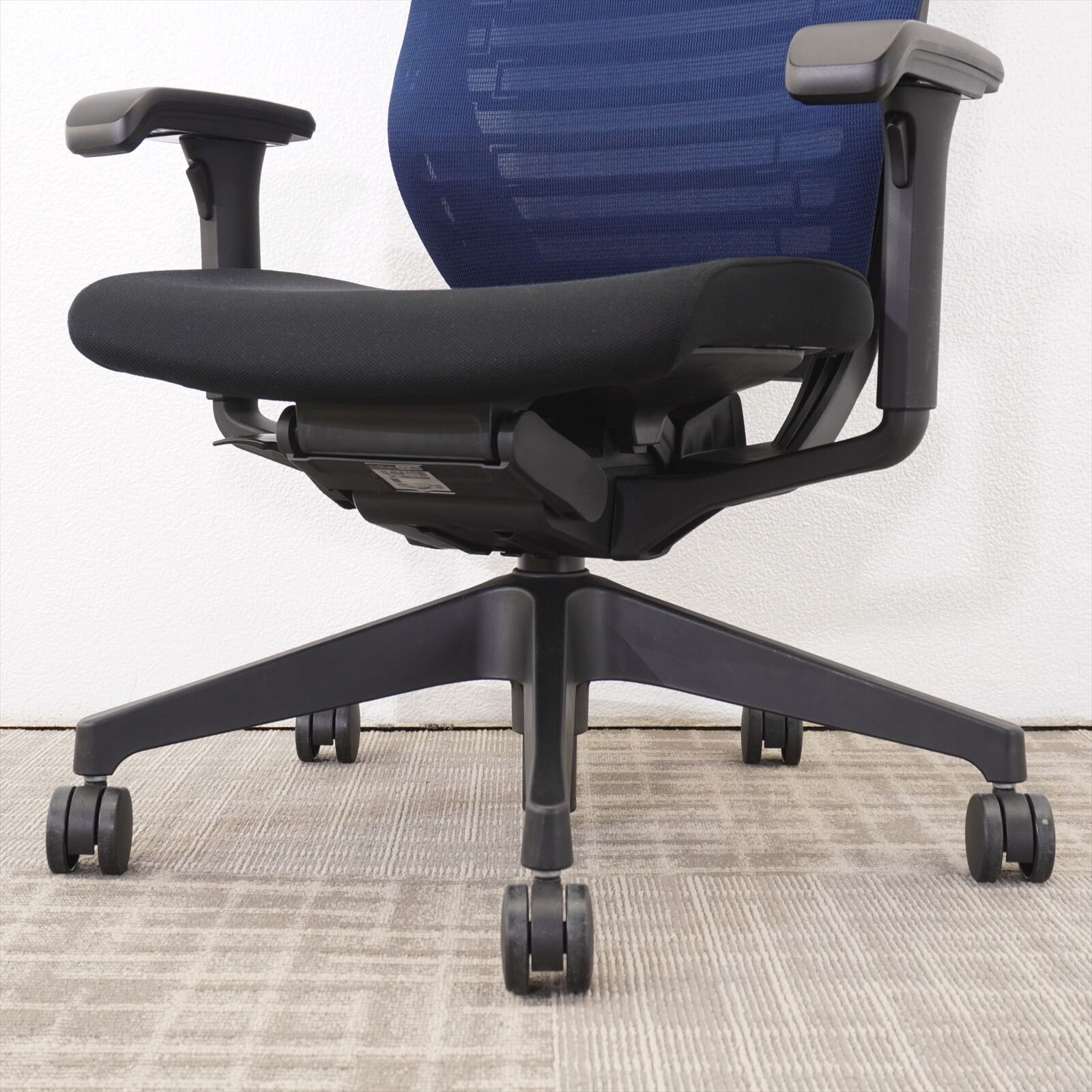 イトーキ エピオス ハイバック 可動肘 ハンガー付 ネイビーブルー/ブラック