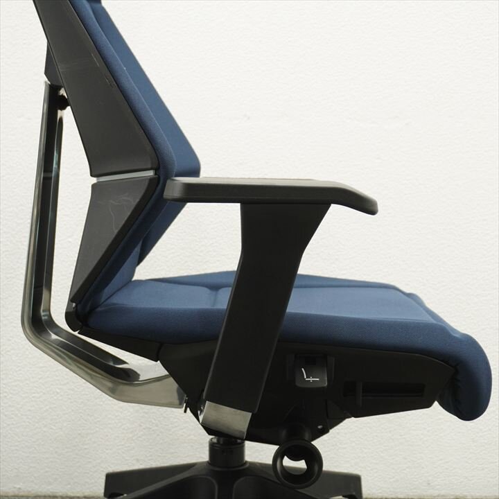 イトーキ フリップフラップ 可動肘 ハイバック ハンガー付 ネイビーブルー 特価品