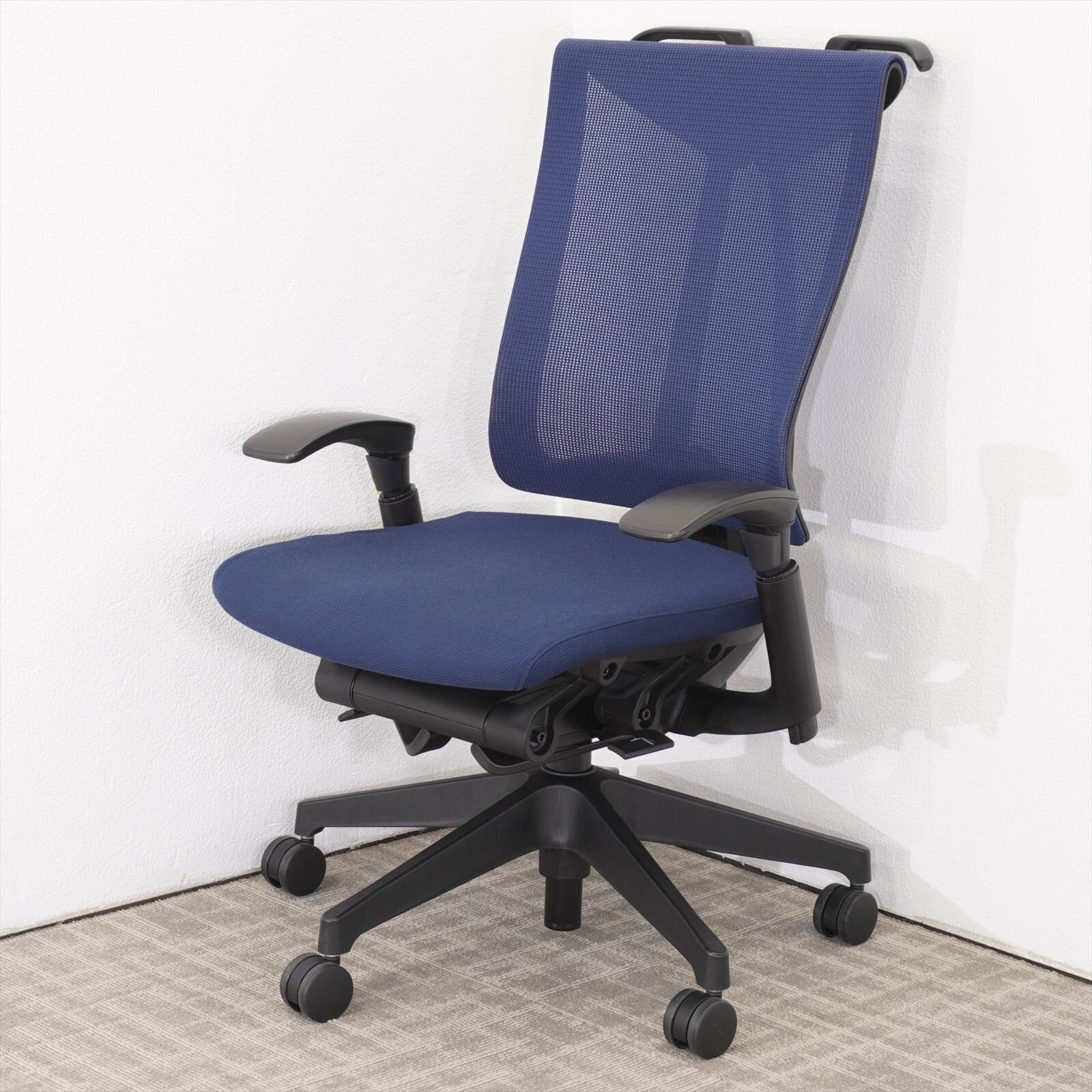 イトーキ セレーオ 可動肘 ハイバック ハンガー付 ネイビーブルー