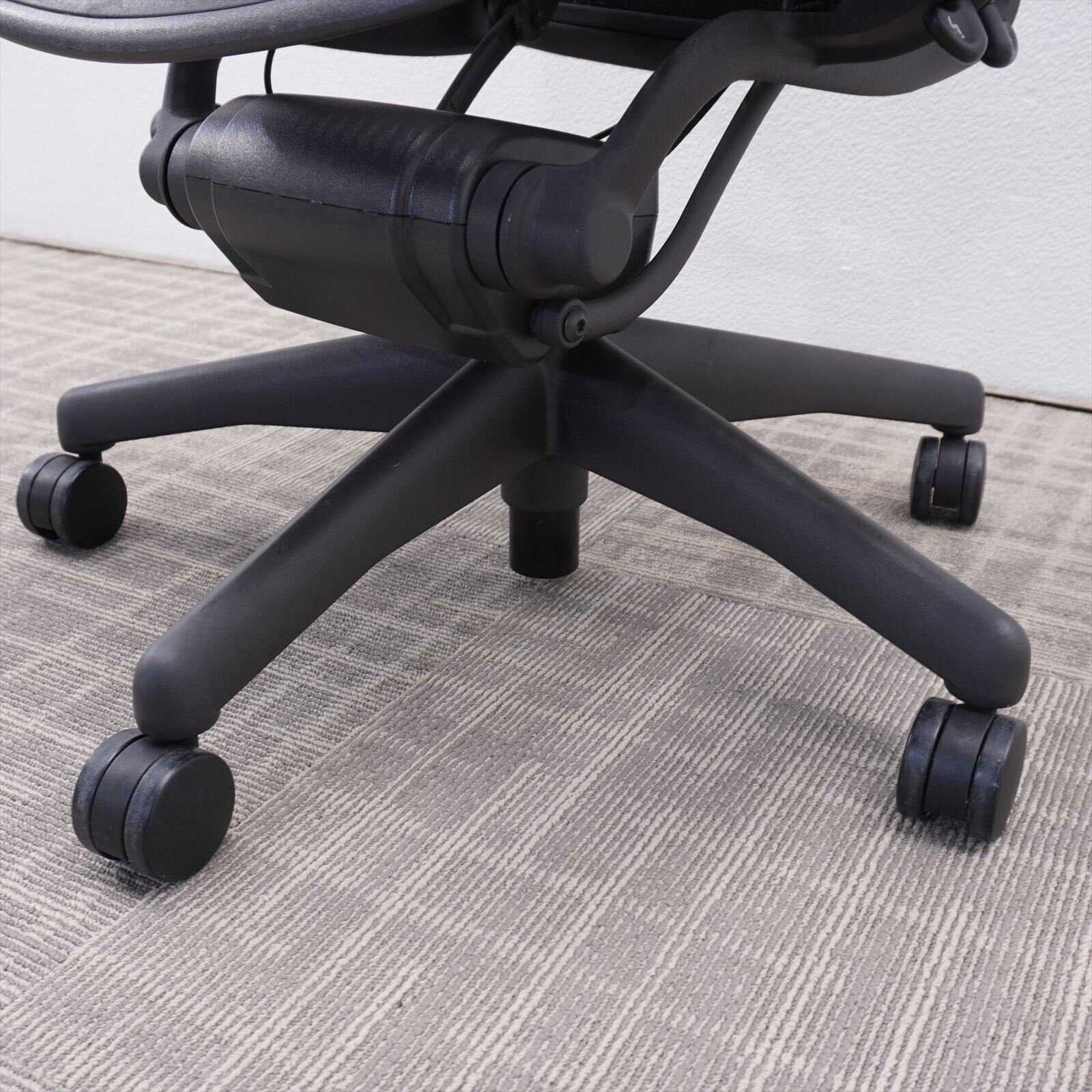 ハーマンミラー アーロンチェア 可動肘 ランバーサポート フル装備 Bサイズ グラファイト 特価品 (1)