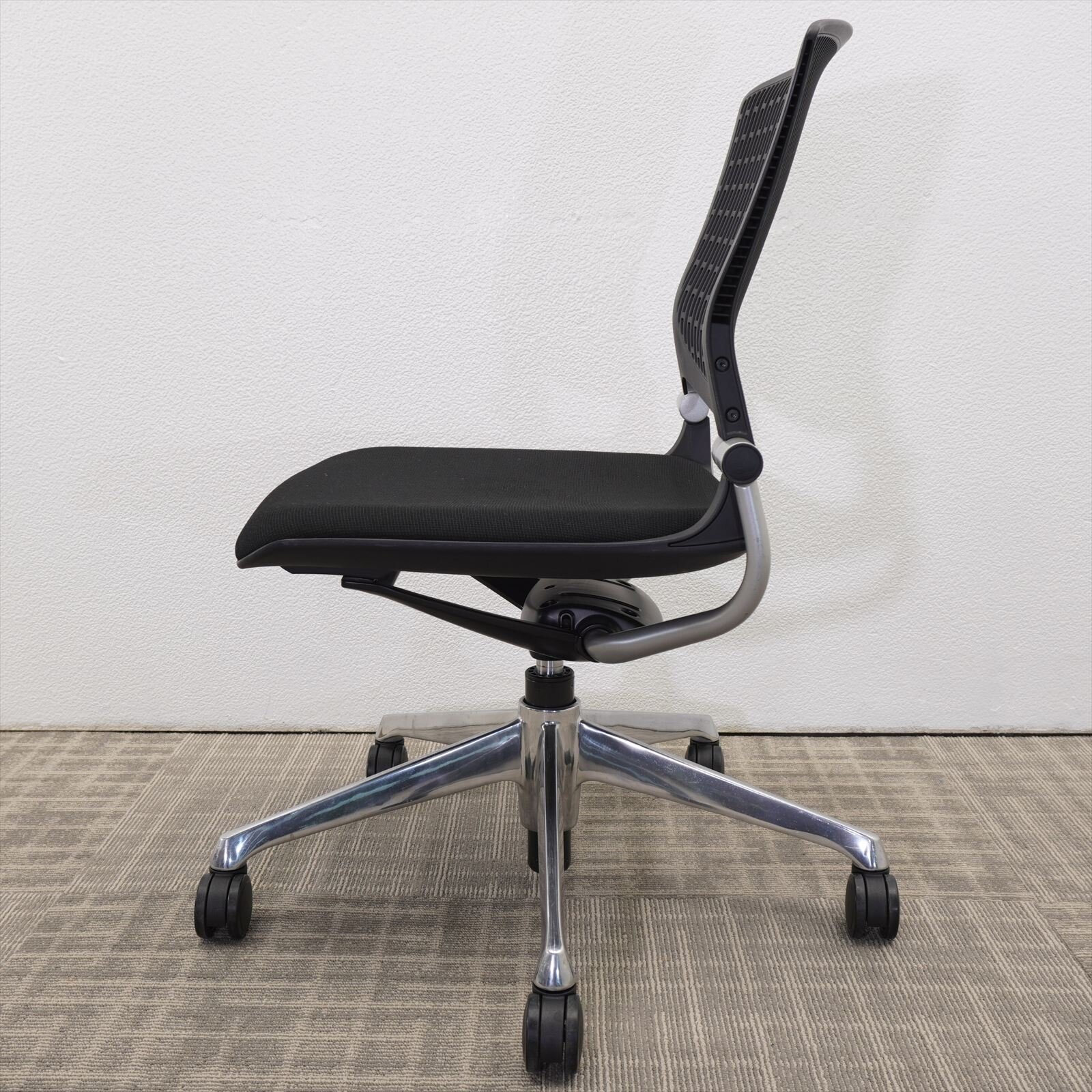 オカムラ グラータ ミーティングチェア 5本脚 ブラック