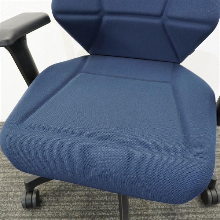 イトーキ フリップフラップ 可動肘 ハイバック ハンガー付 ネイビーブルー