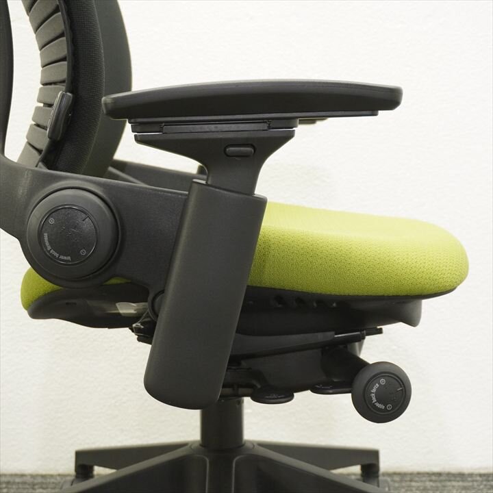 スチールケース リープ V2 APモデル 可動肘 ライトグリーン／ブラック 特価品
